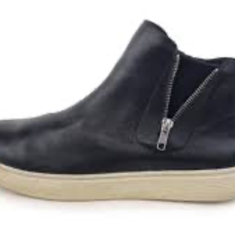 Unisex  Black Leather Ankle Boots. Size women’s 9 men’s 7 1/2